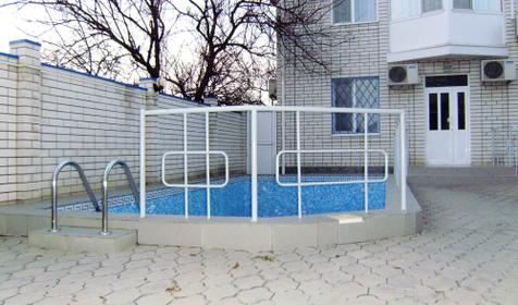 Бассейн во дворе отеля Посейдон, г. Анапа