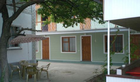 Во дворе гостевого дома Нодари, г. Анапа