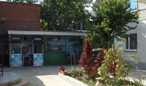 Во дворе гостевого дома Нодари, г. Анапа