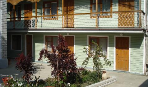 Во дворе гостевого дома Нодари, г. Анапа