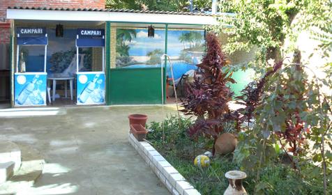 Во дворе гостевого дома Нодари, г. Анапа