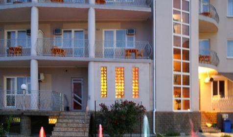 Вид в вечернее время на корпус гостиницы Аква-Солярис, г. Анапа