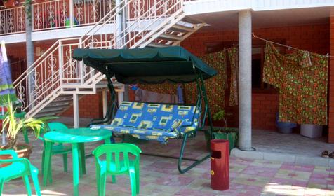 Во дворе гостевого дома Азов-Созвездие грез, Темрюкский район, ст. Голубицкая