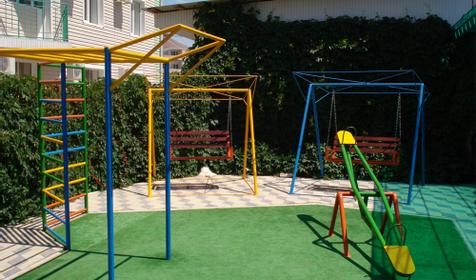 Детская площадка во дворе, гостевой дом Енисей, г. Анапа. кп. Витязево