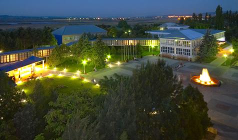 Территория пансионата с лечением Урал в вечернее время, г. Анапа