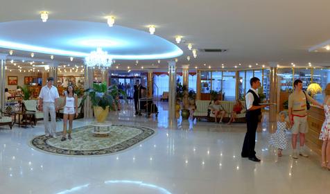 Центральный холл пансионата с лечением Урал, г. Анапа