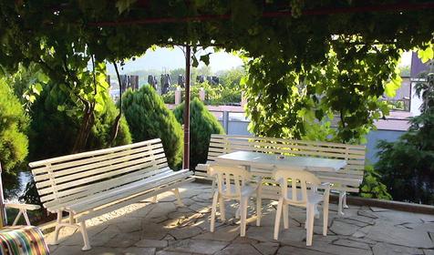 Двор мини-отеля Фем Ландия, г. Геленджик, с. Архипо-Осиповка