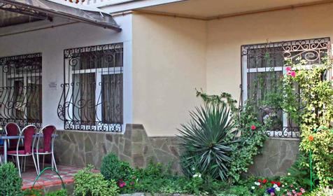 Во дворе гостиницы Сиар, г. Сочи, Адлерский район