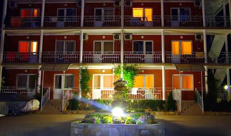 Ночной двор гостиницы Чайка, Туапсинский район, c. Дедеркой