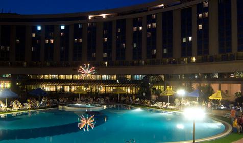 Ночной вид главного корпуса Молния Ямал (главный корпус "Молния"), курортный комплекс Молния Ямал (главный корпус "Молния"), Туапсинский район, п. Небуг