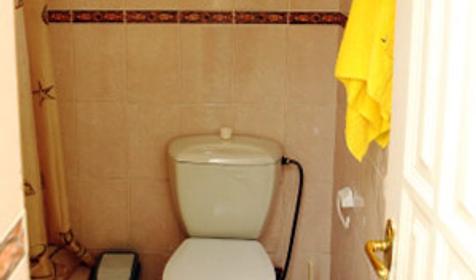 Туалет в одном из номеров, гостиница Экзотик, г. Сочи, Адлер