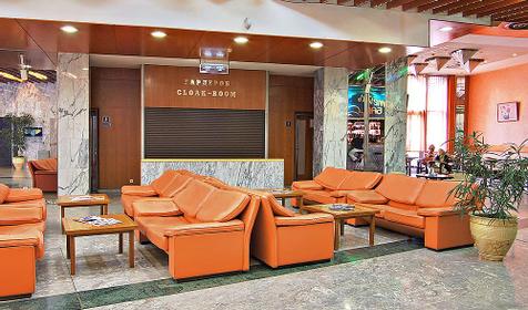 Гардероб в холле гостиничного комплекса Каравелла, г. Туапсе