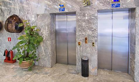 Лифты в холле гостиничного комплекса Каравелла, г. Туапсе