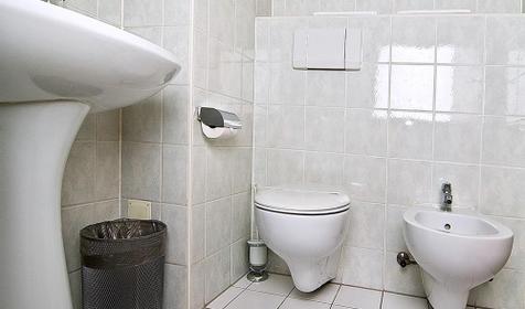 Санузел в одноместном номере категории А гостиничного комплекса Каравелла, г. Туапсе