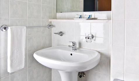 Санузел в одноместном номере категории В гостиничного комплекса Каравелла, г. Туапсе