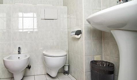 Санузел в одноместном номере категории В гостиничного комплекса Каравелла, г. Туапсе