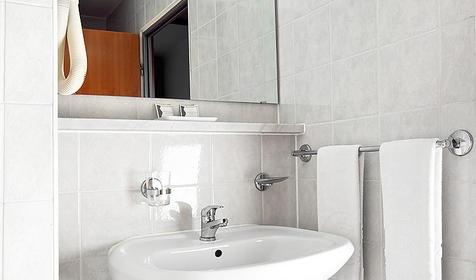 Санузел в двухместном номере гостиничного комплекса Каравелла, г. Туапсе