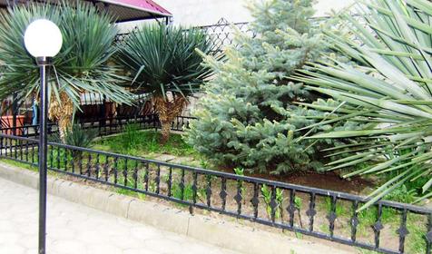 Двор гостиничного комплекса Форествиль, г. Сочи, Лазаревский район, кп. Солоники