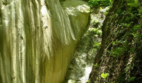 Вид скалы Зеркало, глядя с Севера на Юг