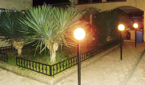 Двор гостиничного комплекса Форествиль, г. Сочи, Лазаревский район, кп. Солоники