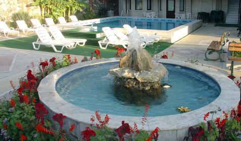 Фонтан во дворе, гостиница Ксения, г. Сочи