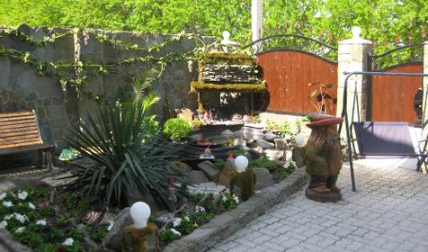 Двор мини-отеля Вега, г. Геленджик, с. Кабардинка