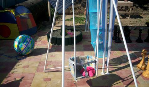 Детские качели во дворе гостевого дома Азов-Созвездие грез, Темрюкский район, ст. Голубицкая