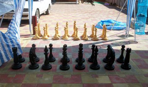 Напольные шахматы во дворе гостевого дома Азов-Созвездие грез, Темрюкский район, ст. Голубицкая