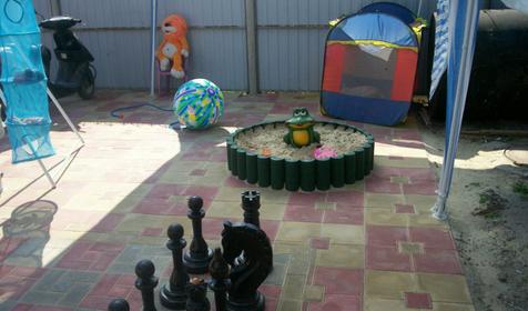 Напольные шахматы во дворе гостевого дома Азов-Созвездие грез, Темрюкский район, ст. Голубицкая