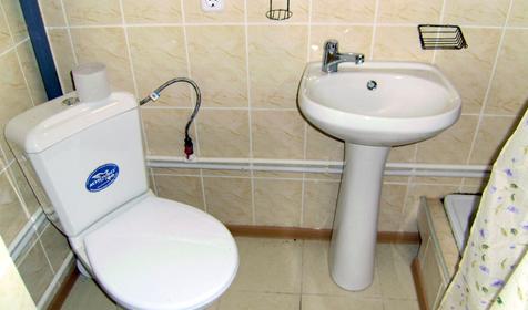 Санузел в одном из номеров гостевого дома Азов-Созвездие грез, Темрюкский район, ст. Голубицкая