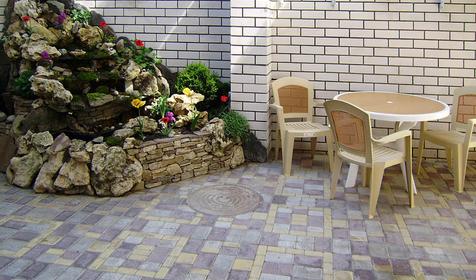 Во дворе гостевого дома Леонидас, г. Анапа