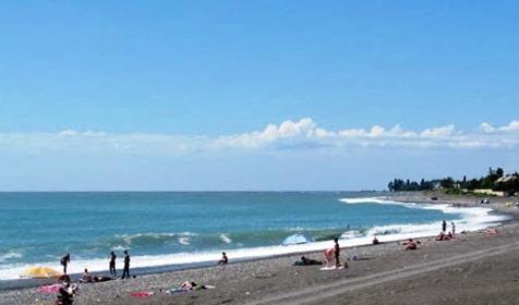 Просторный дикий пляж в Адлерской бухте