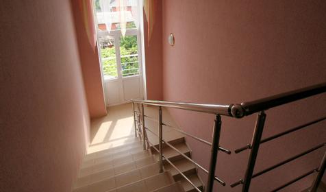 Лестница на этаже гостиницы Белая лебедь, г. Геленджик