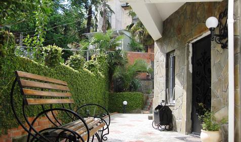 Во дворе мини-гостиницы Чайка, г. Сочи