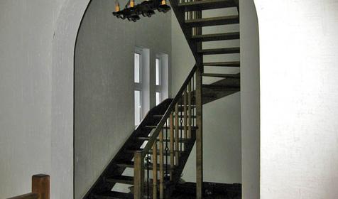 Деревянная лестница на 3 этаж мини-гостиницы Чайка, г. Сочи