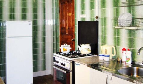 Кухня для самостоятельного приготовления пищи гостевого дома на Суворова 16, г. Сочи, п. Лазаревское