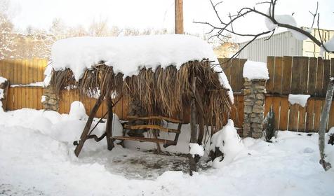 В зимнем дворе гостиницы Терем у реки, Республика Адыгея, Майкопский район, п. Каменномостский