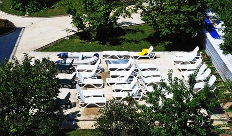 Площадка для отдыха с лежаками, дом отдыха Липки-ЮГ, г. Сочи, Лазаревский район, п. Солоники