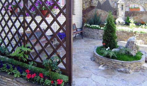 Двор гостевого дома Alfa (Альфа), г. Анапа