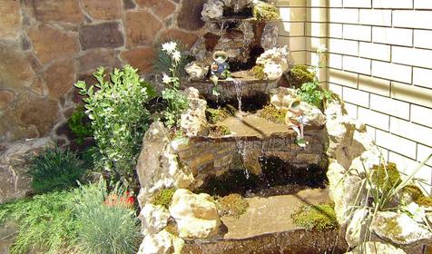 Декоративный фонтан во дворе гостевого дома Alfa (Альфа), г. Анапа