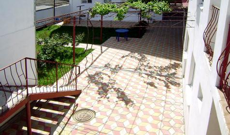 Во дворе гостевого дома Иллиадис, г. Анапа