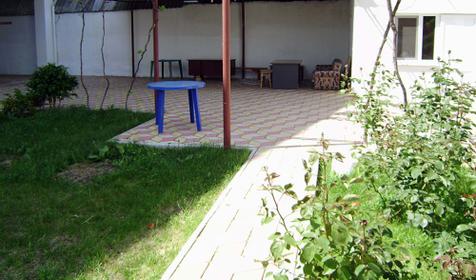 Во дворе гостевого дома Иллиадис, г. Анапа