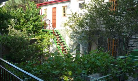 Двор частной гостиницы У Фонтана, г. Геленджик