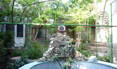 Двор частной гостиницы У Фонтана, г. Геленджик