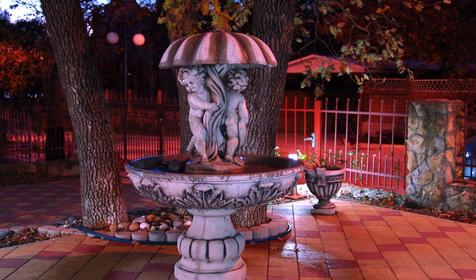 Фонтан со скульптурной группой амуров, коттедж Лазурная 7а, г. Геленджик