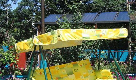 Качели во дворе мини-гостиницы Морская Лилия, г. Туапсе