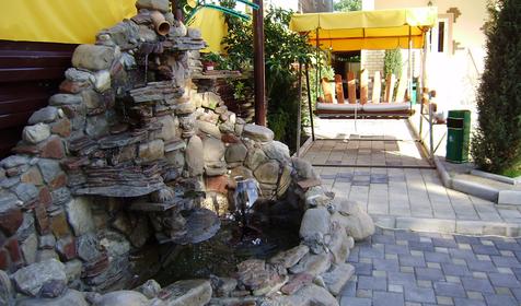 Фонтан во дворе гостевого дома Морской бриз, г. Анапа