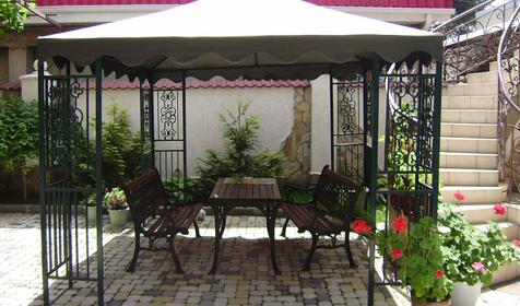 Беседка во дворе гостевого дома У Елизаветы, г. Геленджик