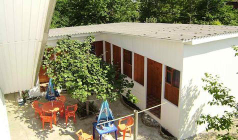 Двор частной гостиницы У Азы, г. Сочи, Лазаревский район, с. Вардане