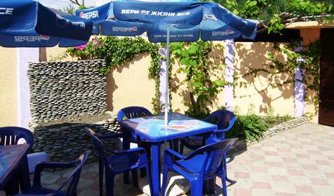 Двор частной гостиницы У Азы, г. Сочи, Лазаревский район, с. Вардане